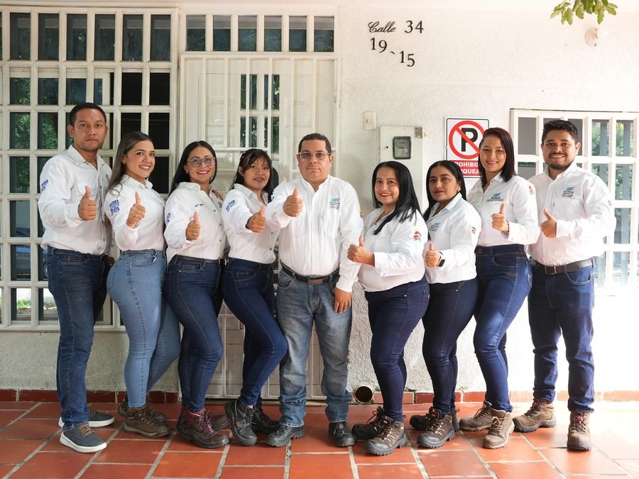 Equipo de SICMAR saludando a la entrada de la sede administrativa en Yopal, Casanare