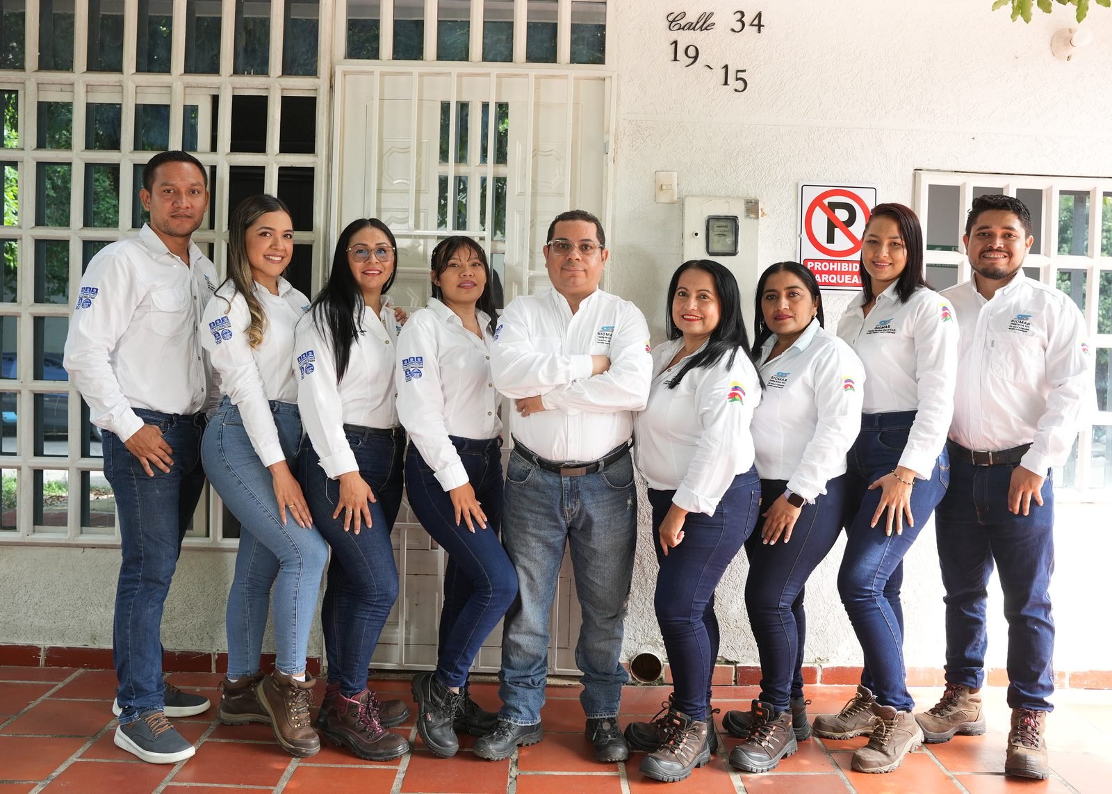Equipo administrativo de SICMAR reunido frente a la fachada de la sede en Yopal, Casanare