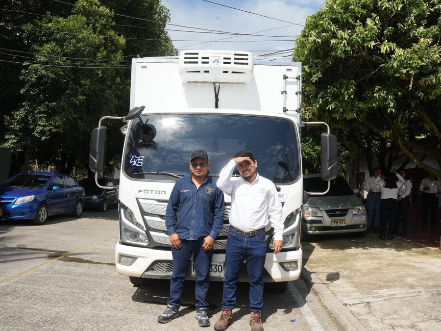 Colaboradores de SICMAR junto al camión refrigerado de la empresa en Yopal