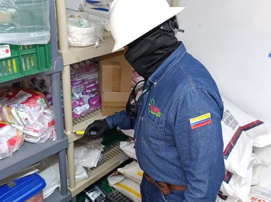 Bodeguero verificando el almacenamiento de insumos en la bodega del campamento