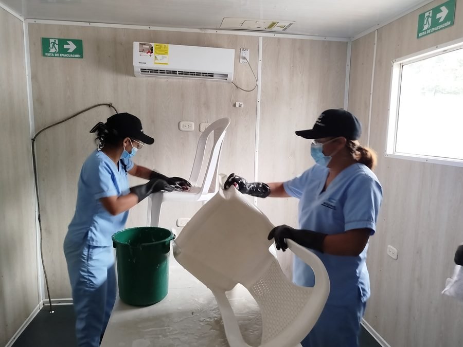 Dos auxiliares de camarería de SICMAR realizando el aseo de una habitación del campamento