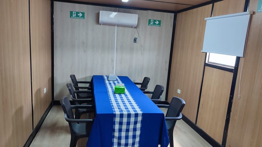 Comedor del campamento montado y listo para el servicio, con mantelería y espacio ordenado