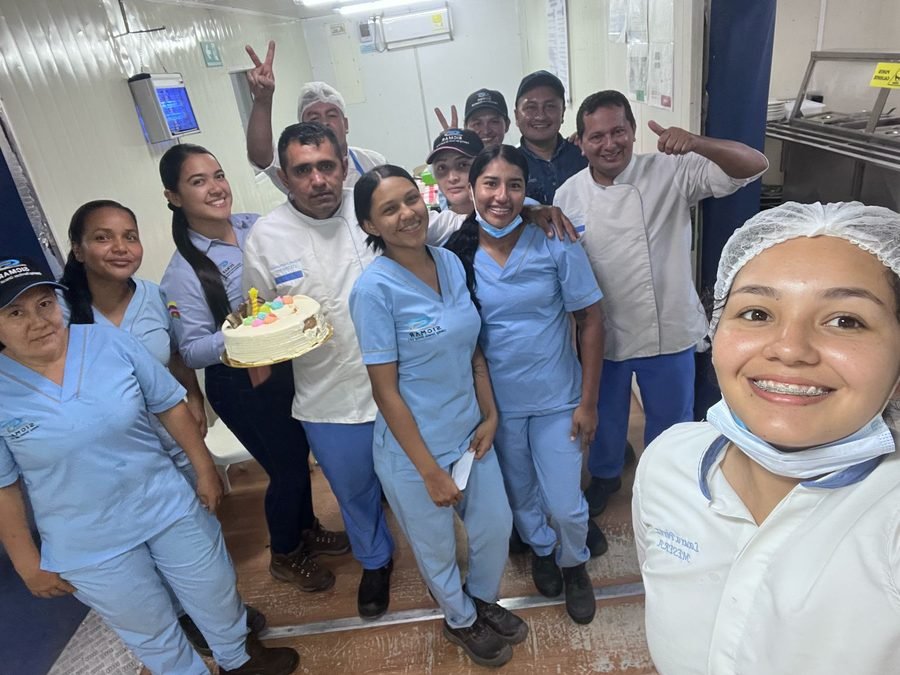 Equipo operativo completo de SICMAR en el campamento