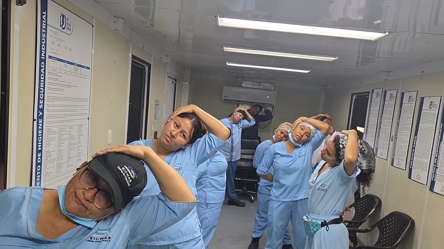 Personal de SICMAR realizando pausas activas dentro del campamento