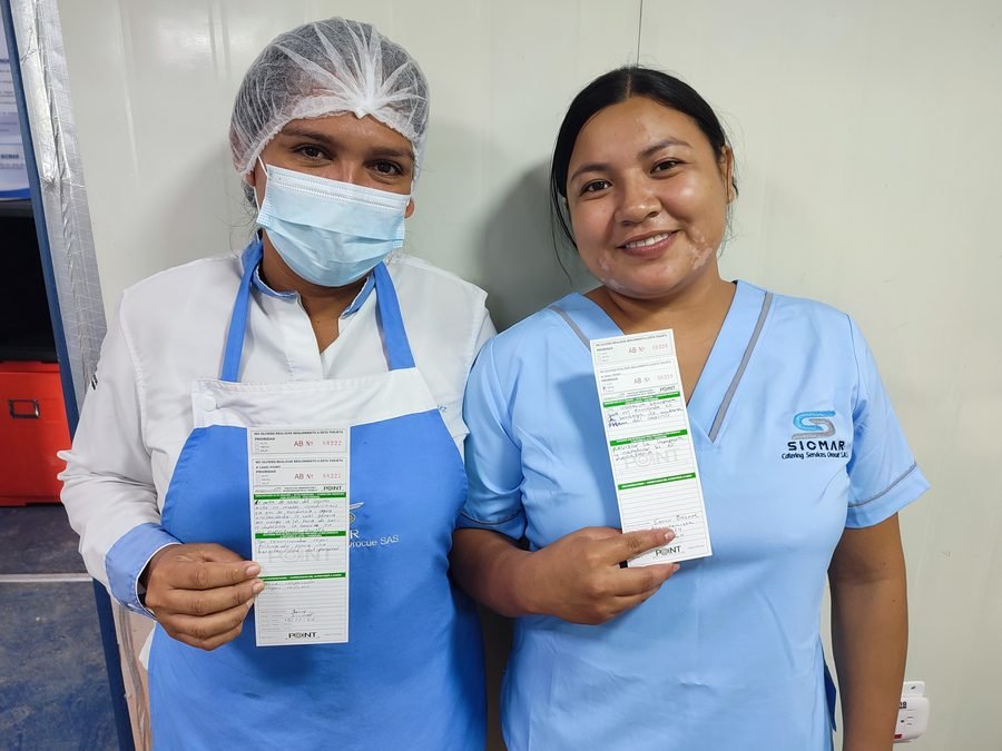 Dos colaboradoras de SICMAR con la dotación de la empresa