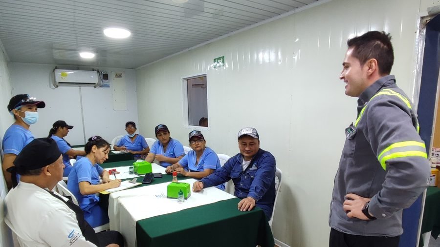 Reunión del equipo de SICMAR con el cliente en el comedor del campamento