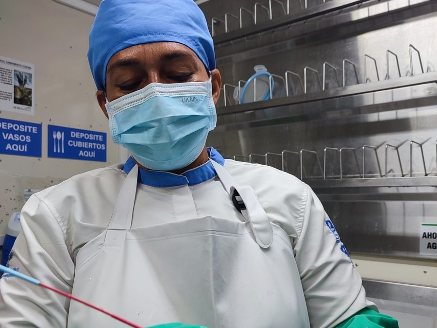 Colaborador de SICMAR con dotación completa y guantes de manipulación en la zona de utensilios
