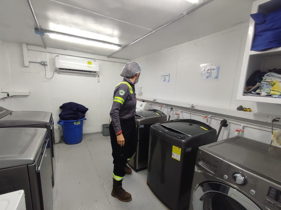 Sala de lavandería del campamento con lavadoras y secadoras industriales de línea Inverter